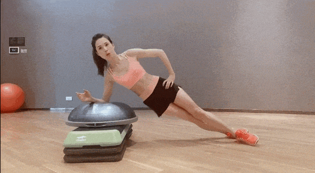 通过拳击, 她展示手臂, 年女性重建 通过拳击, 她展示手臂, 年女性重建